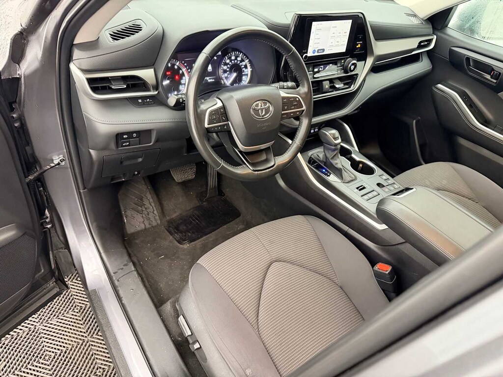 Used 2024 Toyota Highlander LE SUV