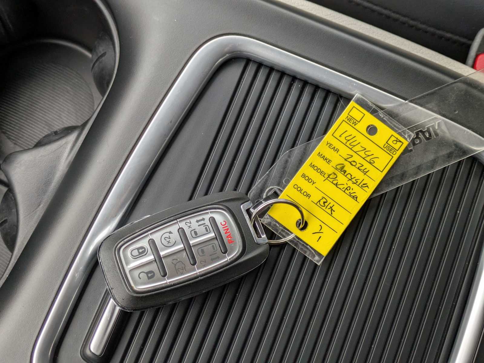 Thumbnail: 2024 Chrysler Pacifica - 35