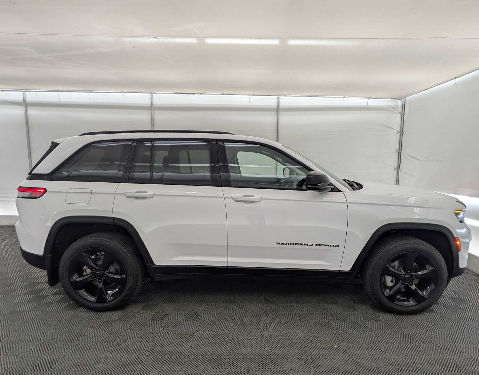 Thumbnail: 2023 Jeep Grand Cherokee - 7