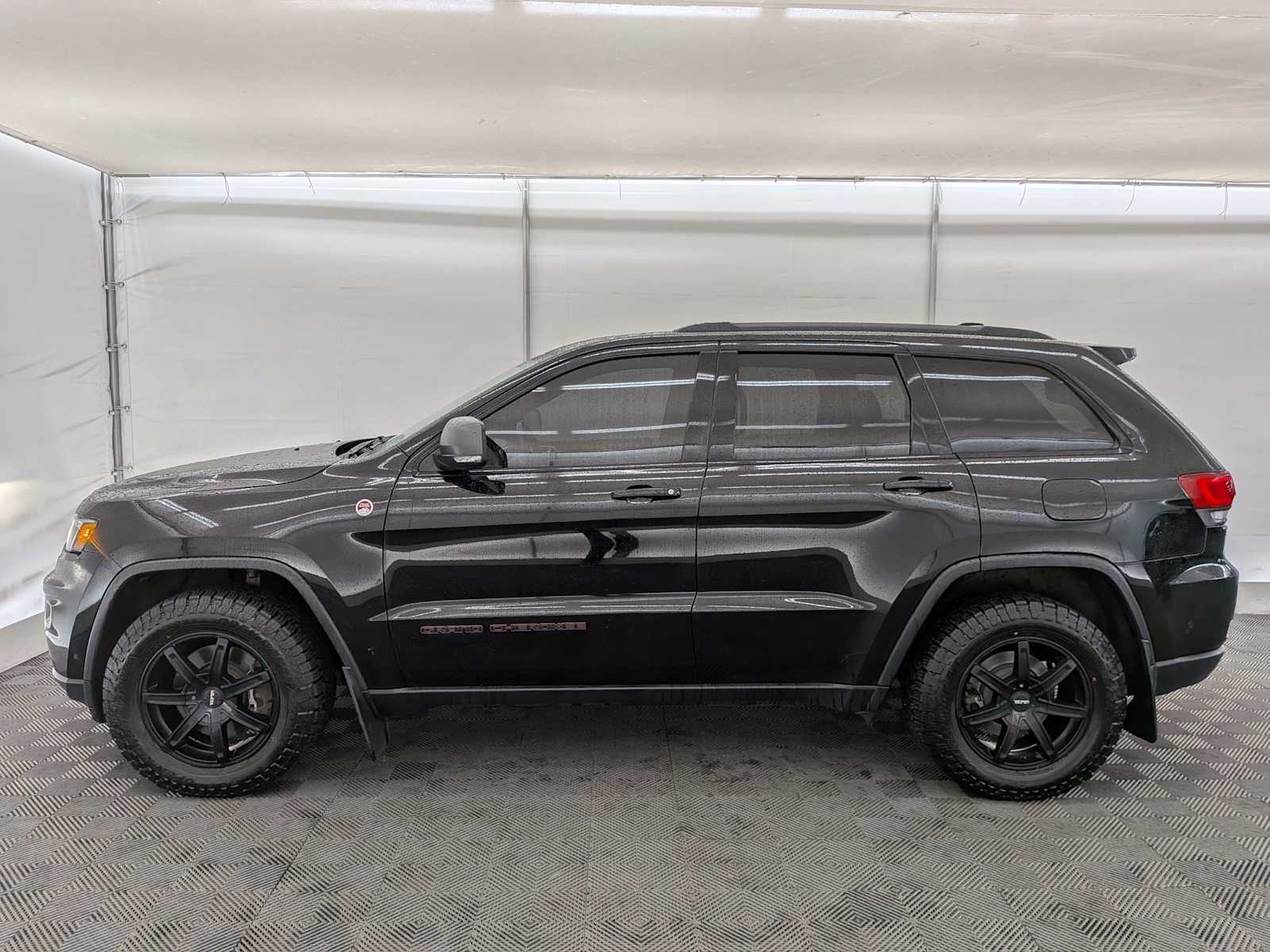 Thumbnail: 2017 Jeep Grand Cherokee - 3