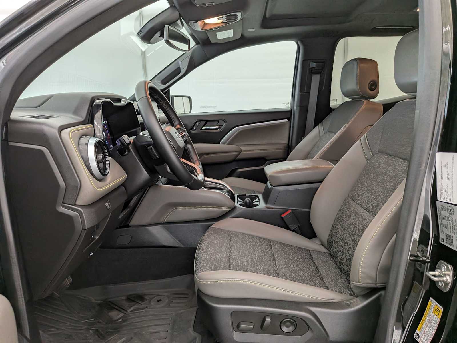 Thumbnail: 2024 Chevrolet Colorado - 19