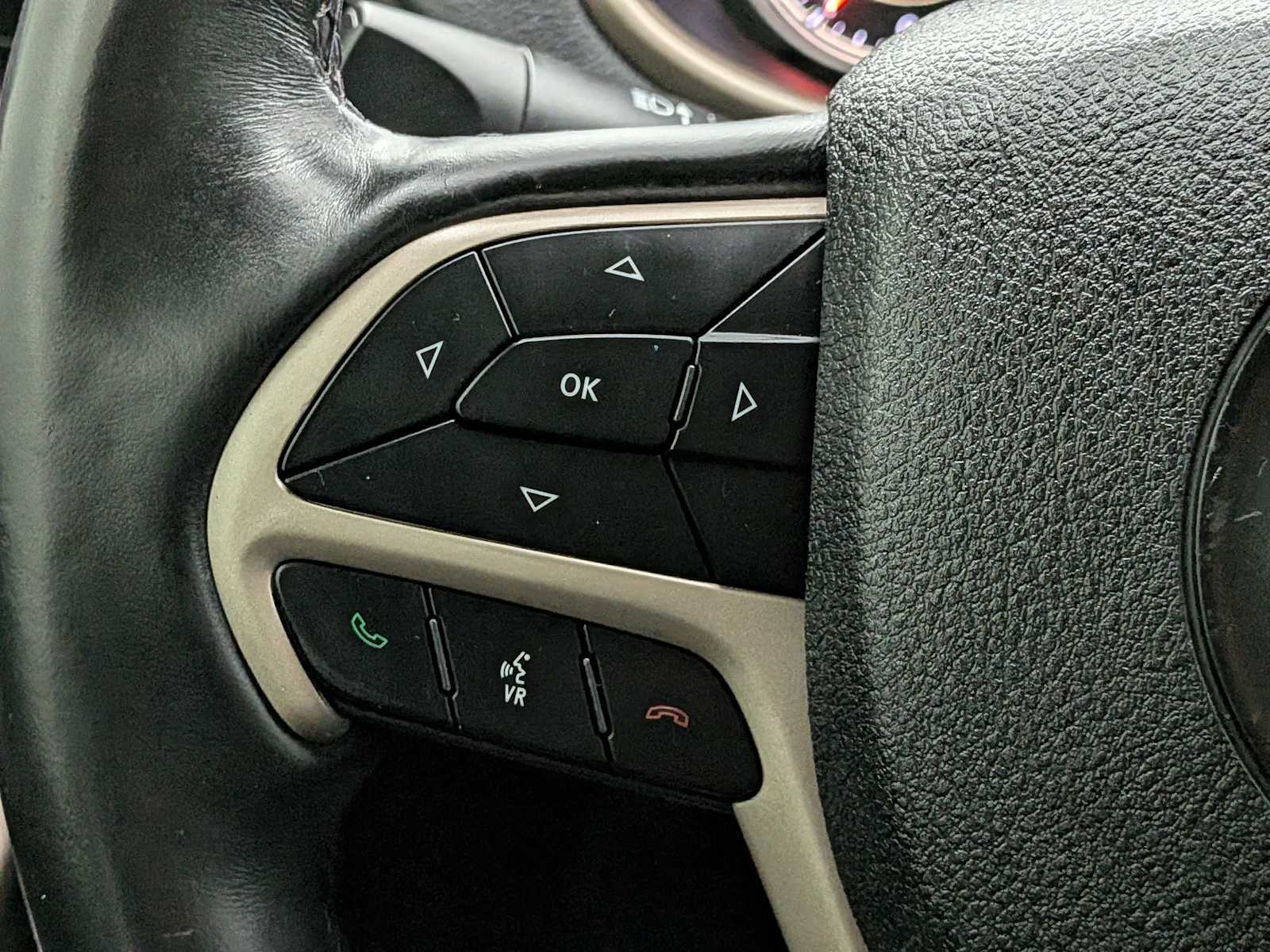 Thumbnail: 2018 Jeep Cherokee - 25