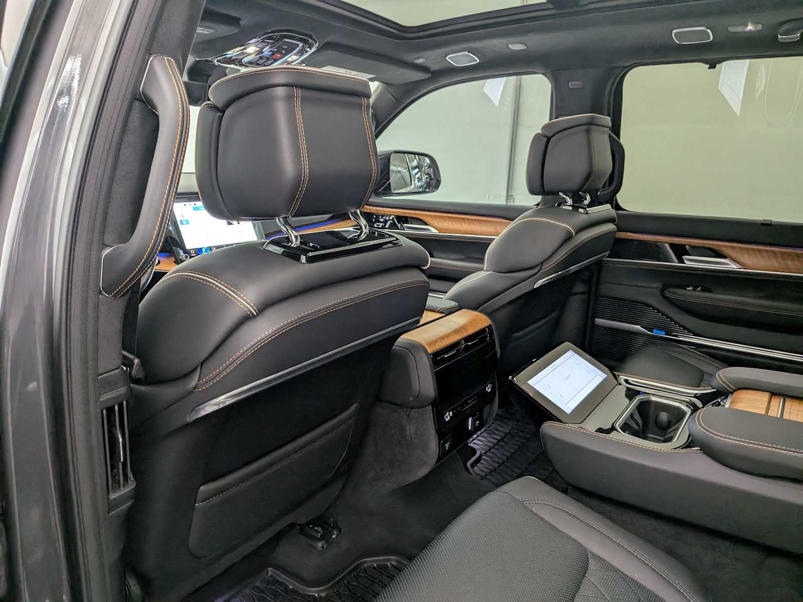 Thumbnail: 2024 Jeep Grand Wagoneer - 18