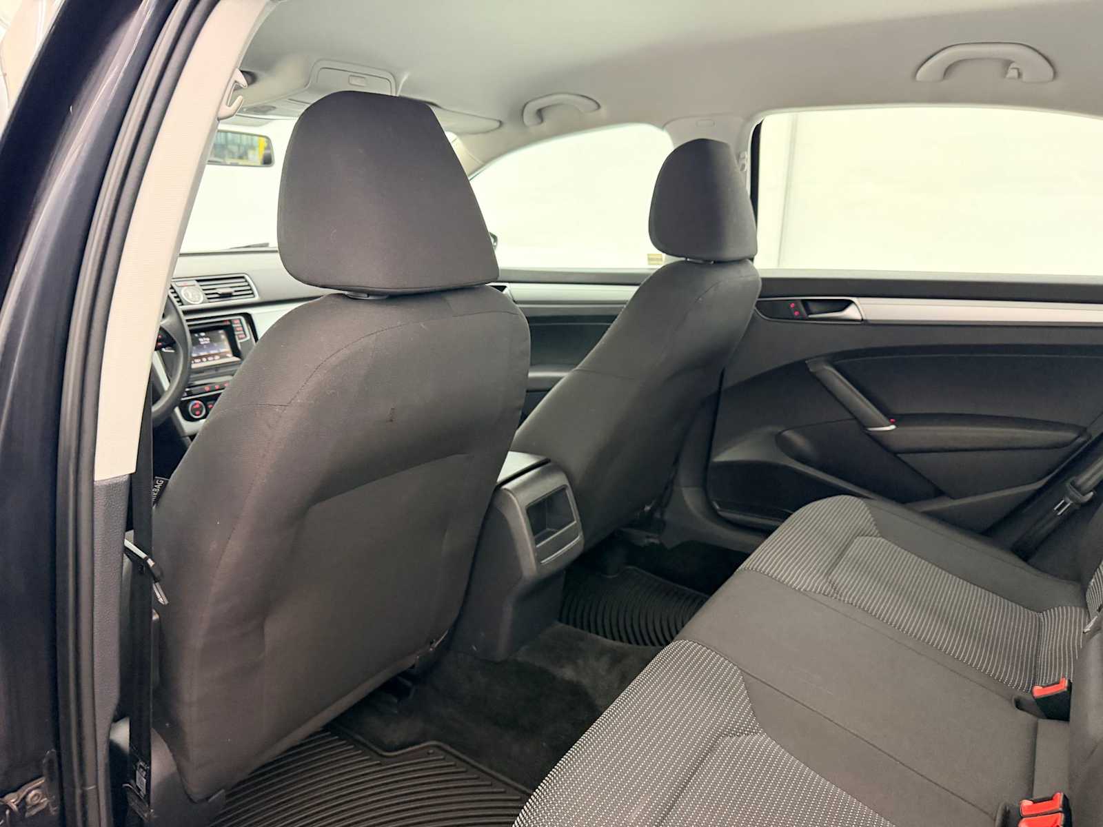 Thumbnail: 2017 Volkswagen Passat - 19