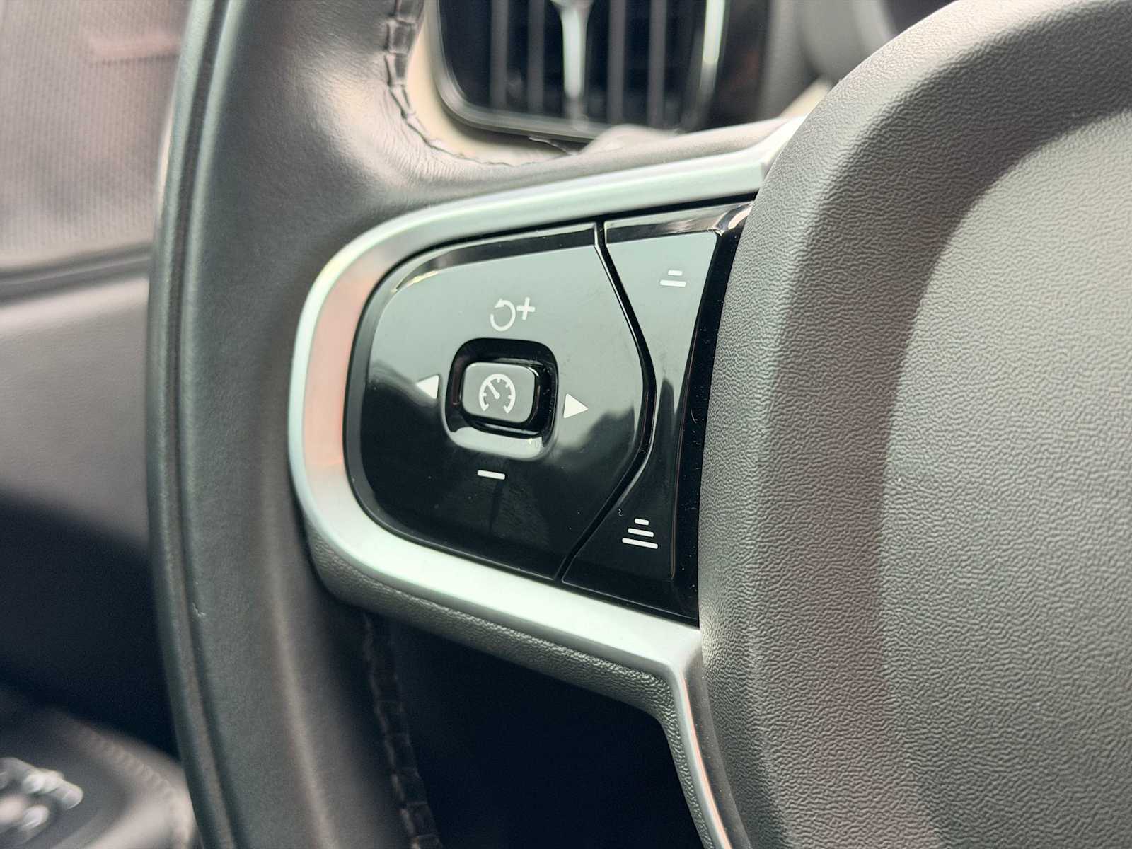 Thumbnail: 2022 Volvo XC60 - 25