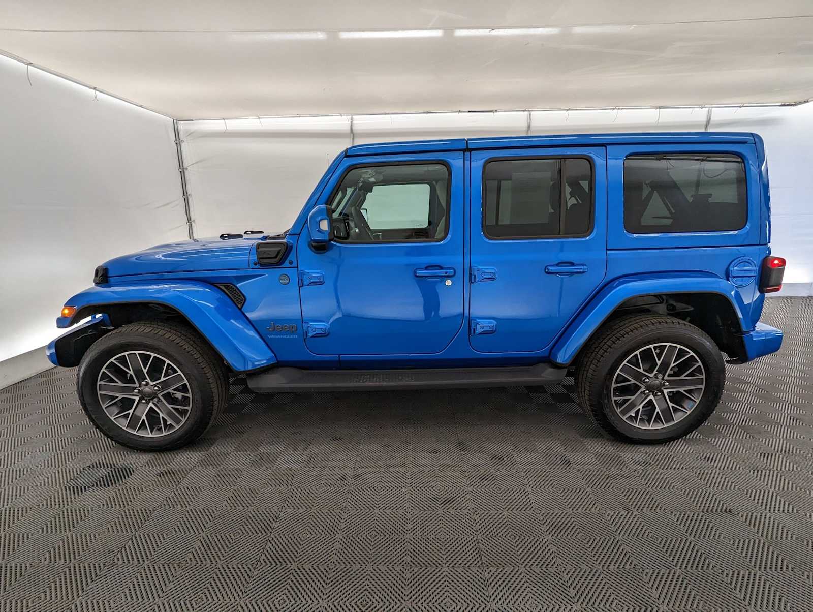 2023 Jeep Wrangler Sahara 3