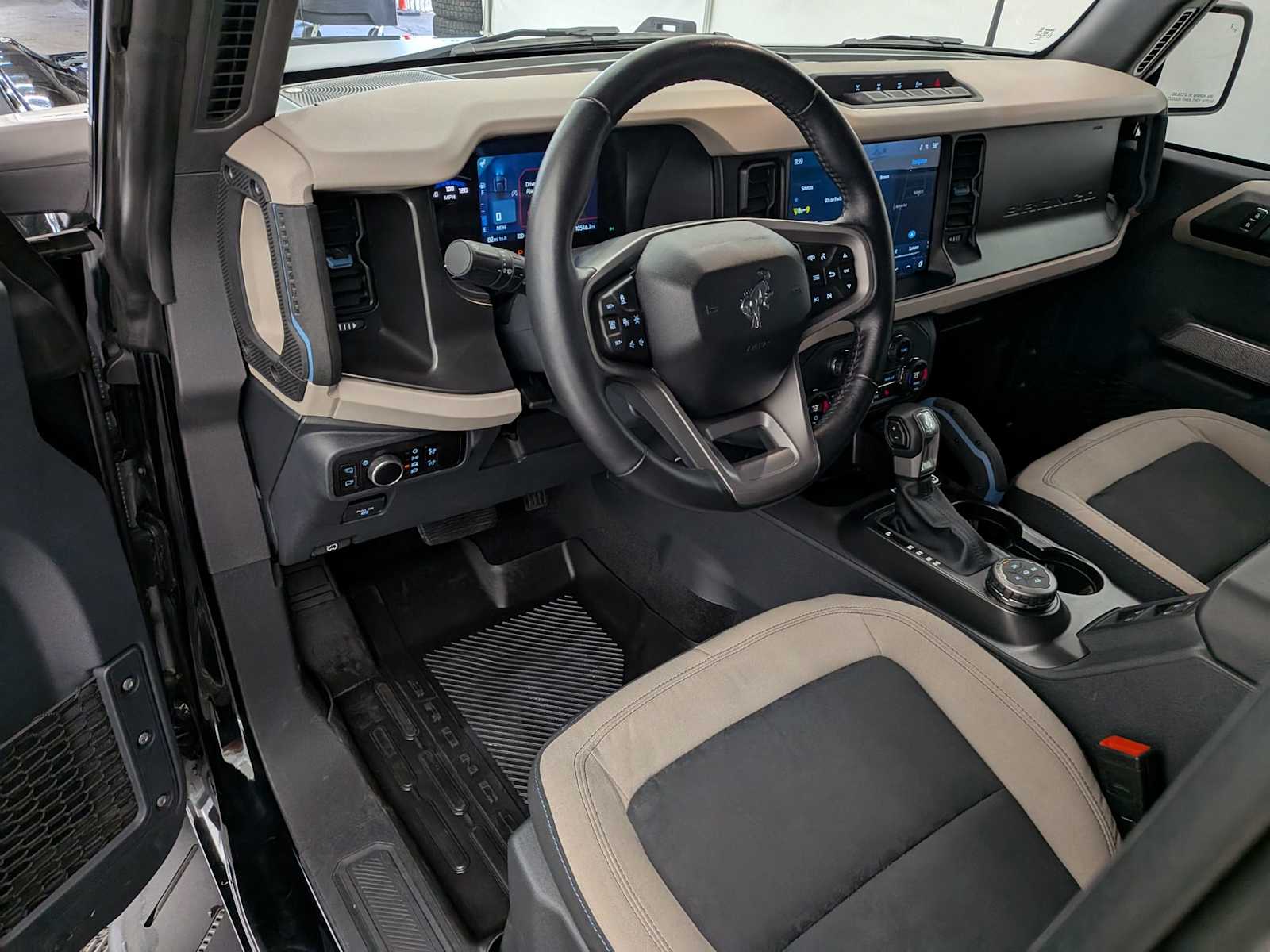 2023 Ford Bronco Wildtrak photo 2
