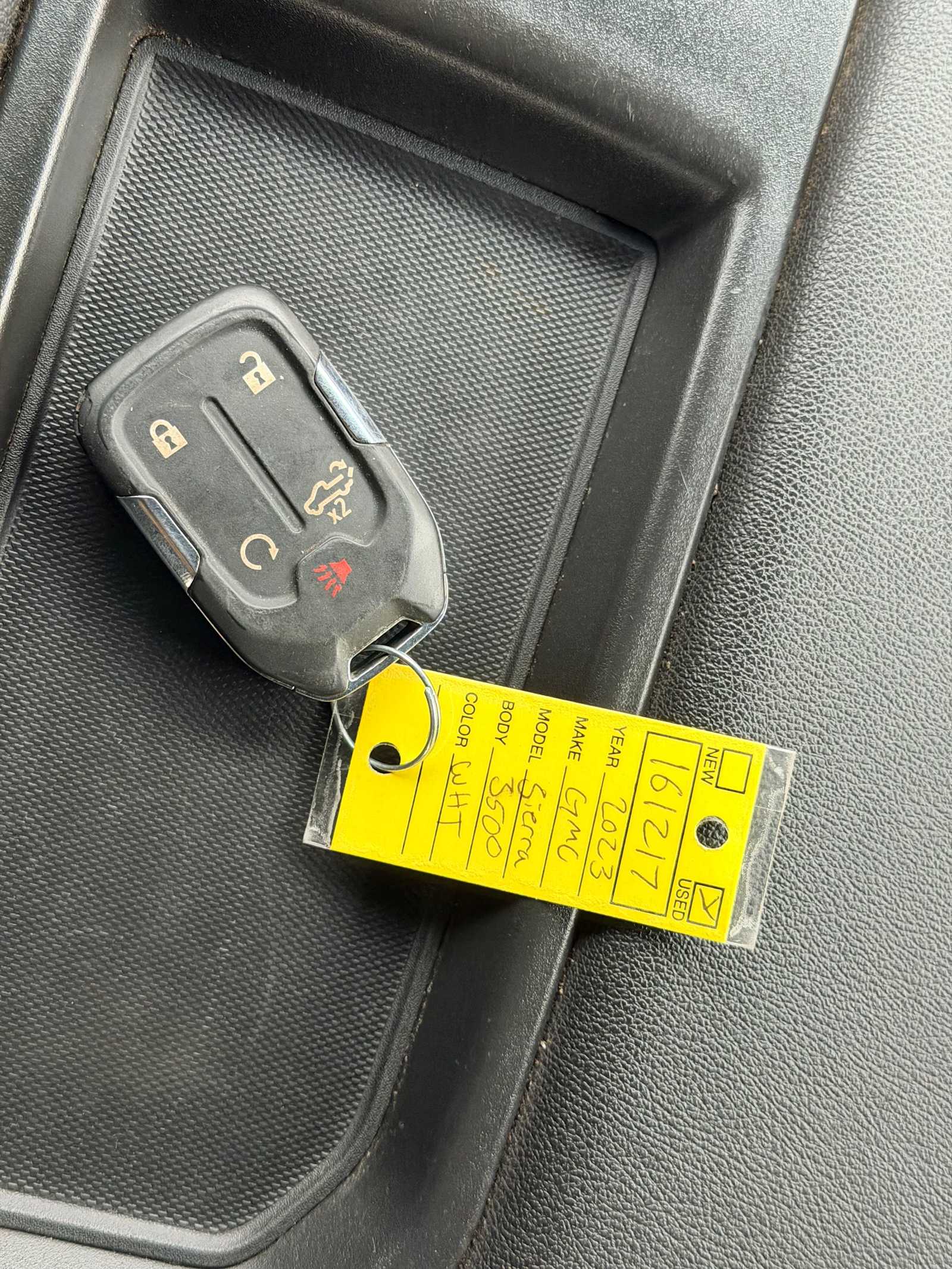 Thumbnail: 2023 GMC Sierra 3500 - 32