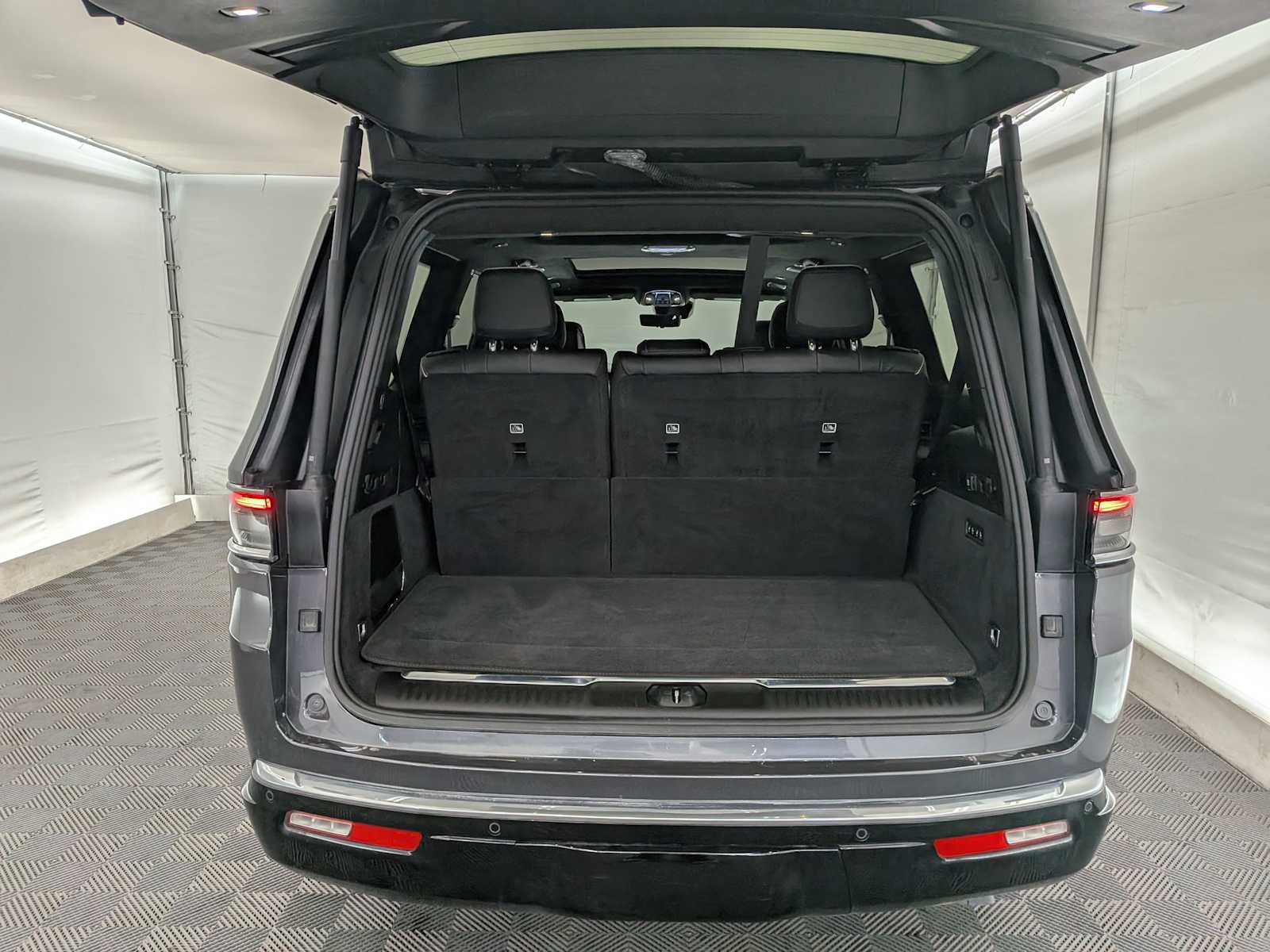 Thumbnail: 2024 Jeep Grand Wagoneer - 34