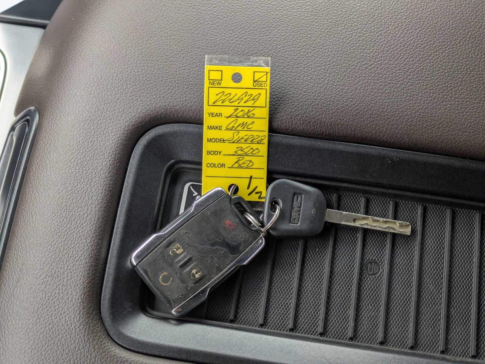 Thumbnail: 2016 GMC Sierra 3500 - 33