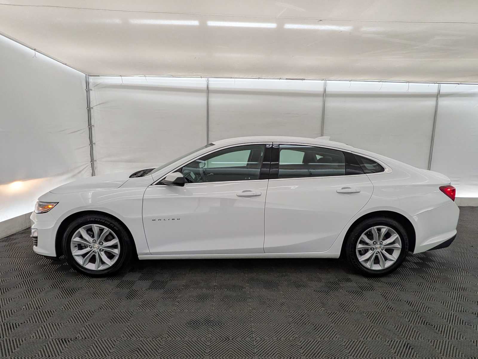 2023 Chevrolet Malibu 1LT photo 2