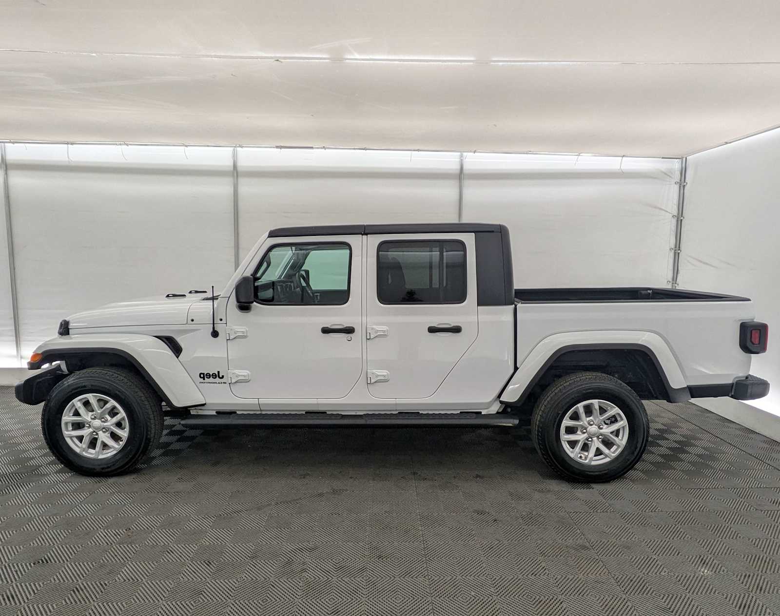 Thumbnail: 2023 Jeep Gladiator - 3