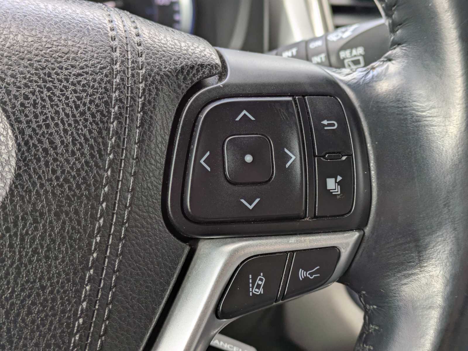 Thumbnail: 2018 Toyota Highlander - 25