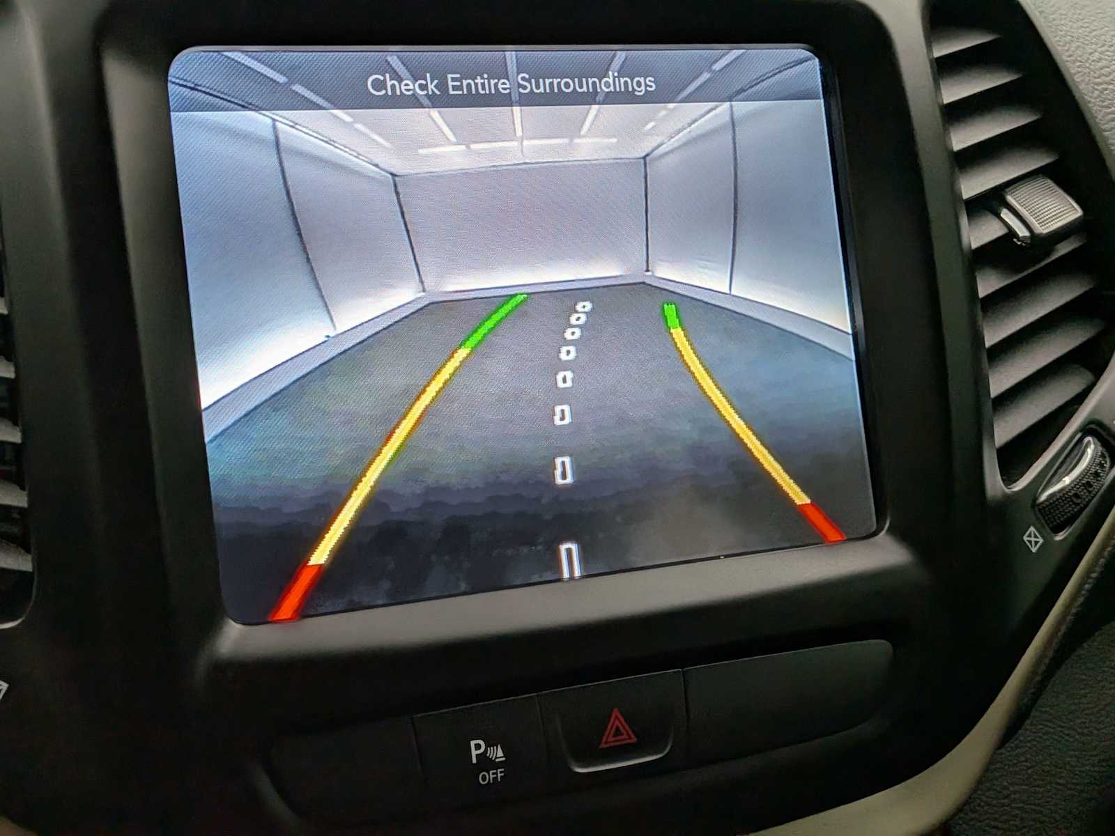 Thumbnail: 2018 Jeep Cherokee - 31