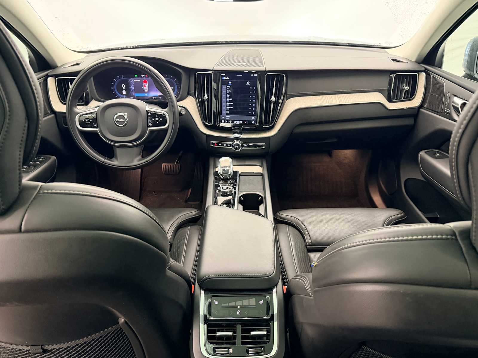 Thumbnail: 2022 Volvo XC60 - 16