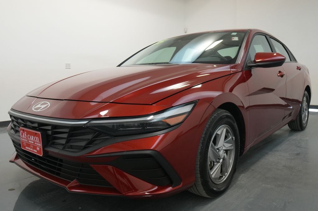 Used 2025 Hyundai Elantra SE Sedan