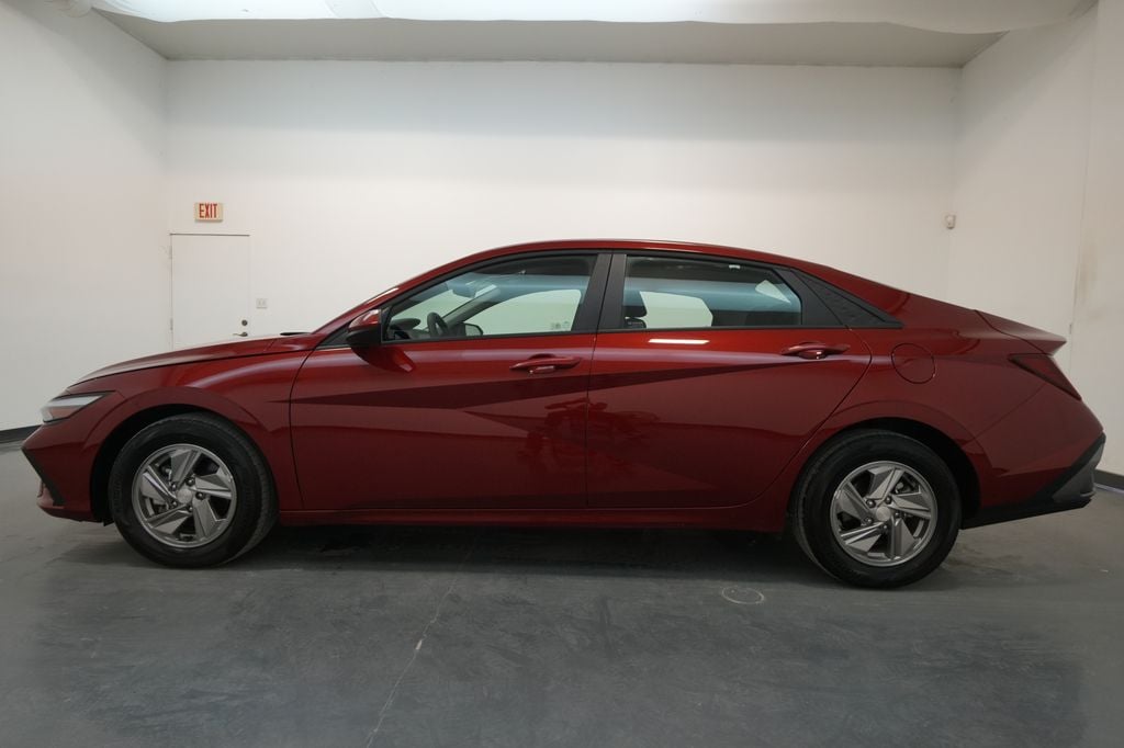 Used 2025 Hyundai Elantra SE Sedan