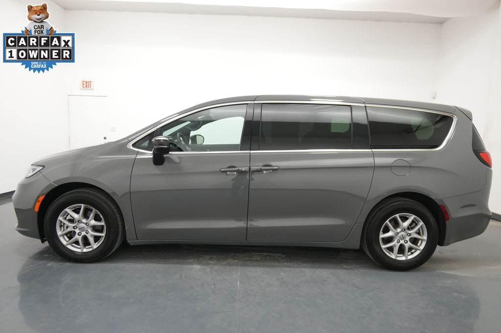 Used 2025 Chrysler Pacifica Select Van Passenger Van
