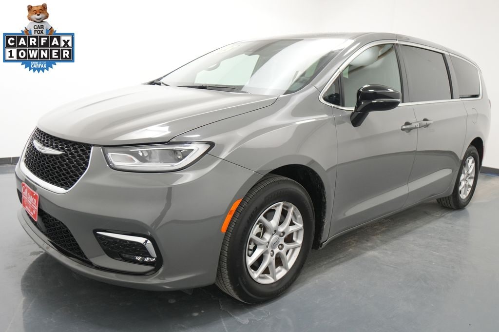 Used 2025 Chrysler Pacifica Select Van Passenger Van