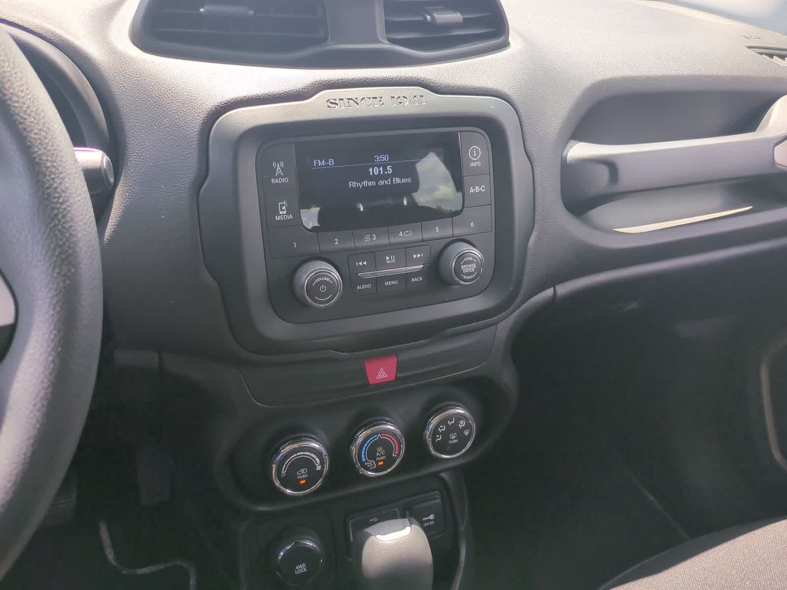Thumbnail: 2016 Jeep Renegade - 28