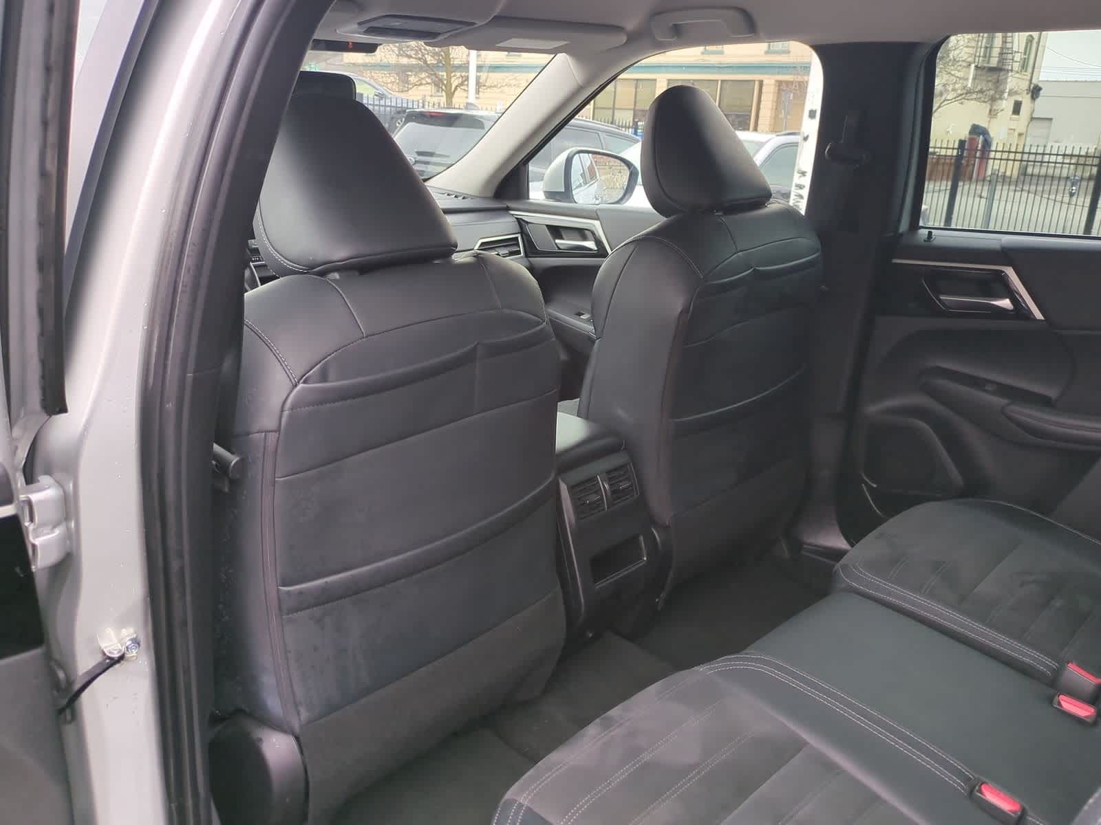 Thumbnail: 2023 Mitsubishi Outlander - 19