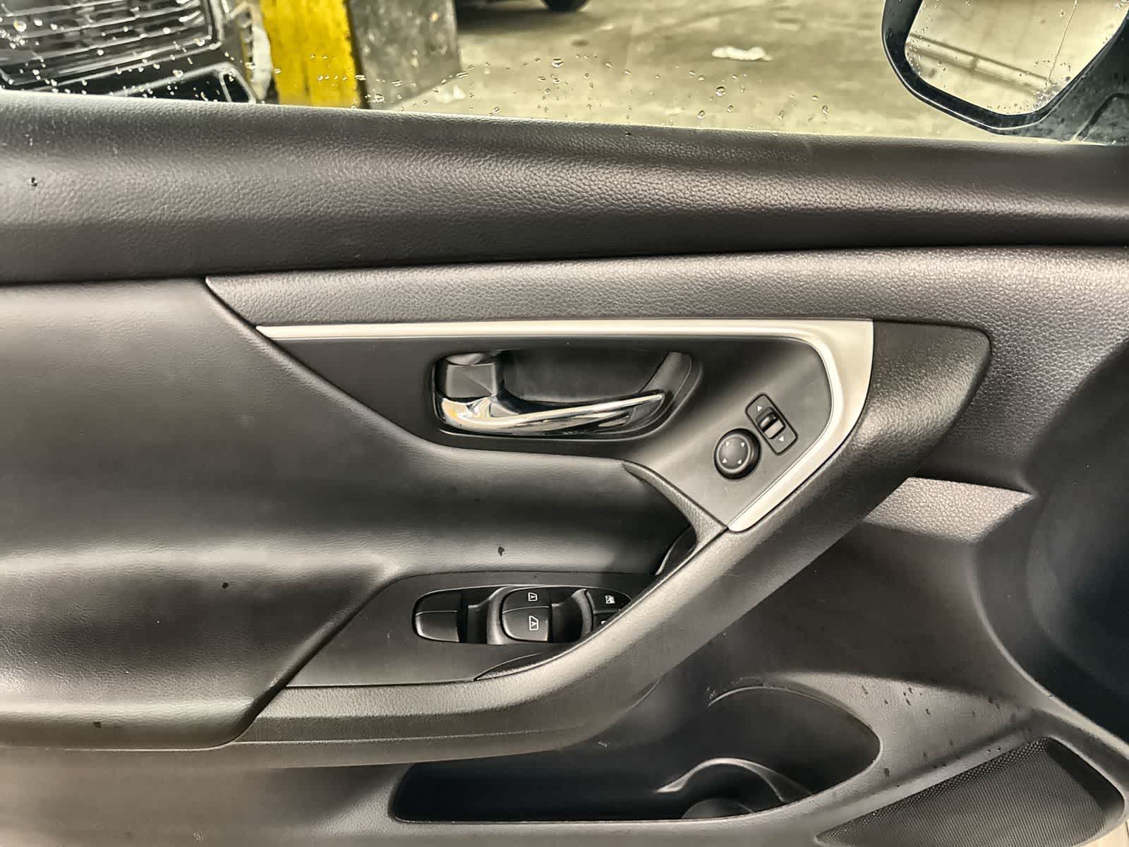 Thumbnail: 2017 Nissan Altima - 18