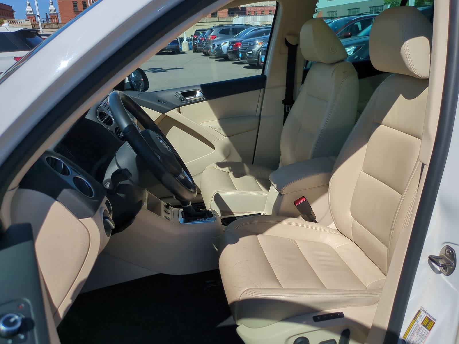Thumbnail: 2011 Volkswagen Tiguan - 17