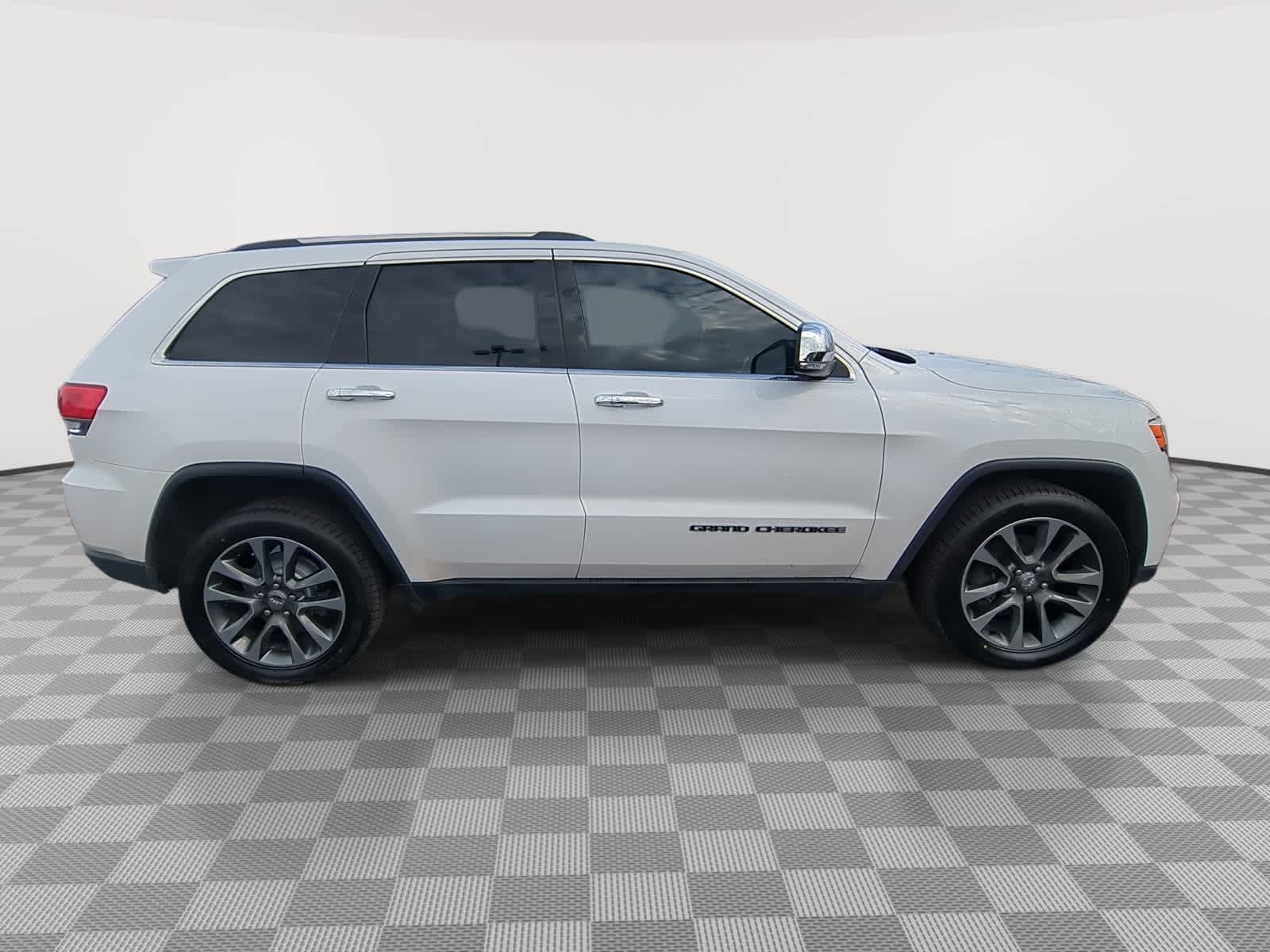 Thumbnail: 2018 Jeep Grand Cherokee - 9