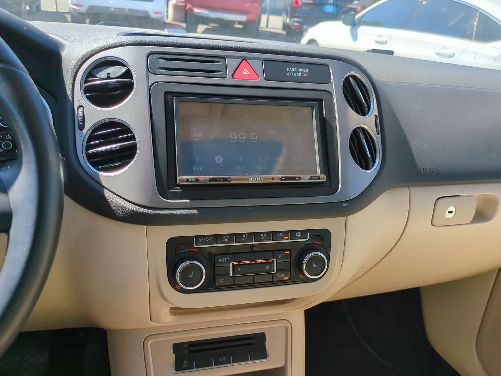 Thumbnail: 2011 Volkswagen Tiguan - 29