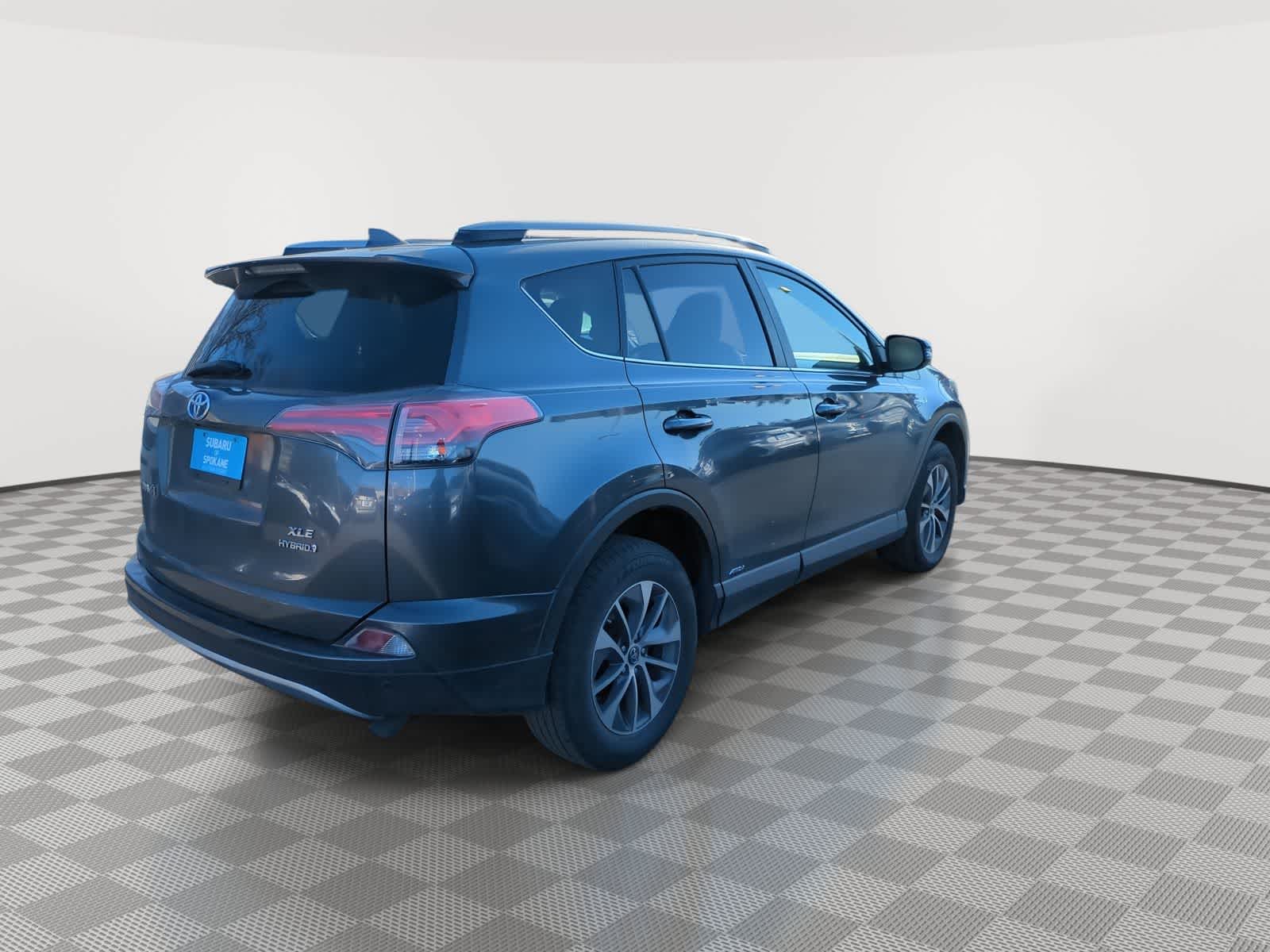 Thumbnail: 2018 Toyota RAV4 - 8