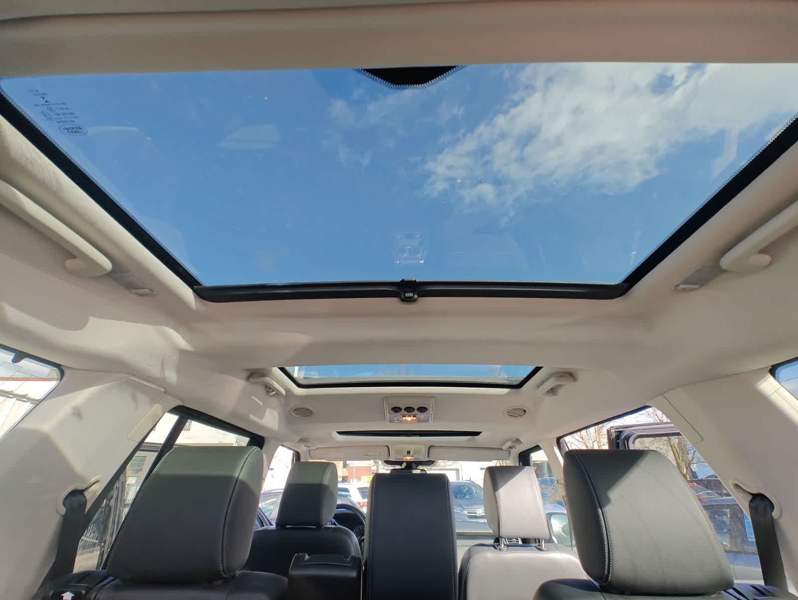 Thumbnail: 2015 Land Rover LR4 - 23