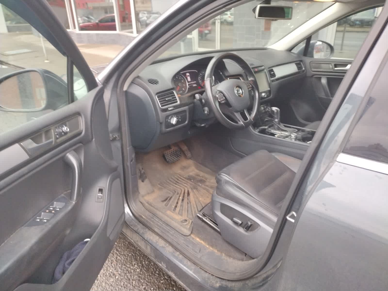 Thumbnail: 2013 Volkswagen Touareg - 6