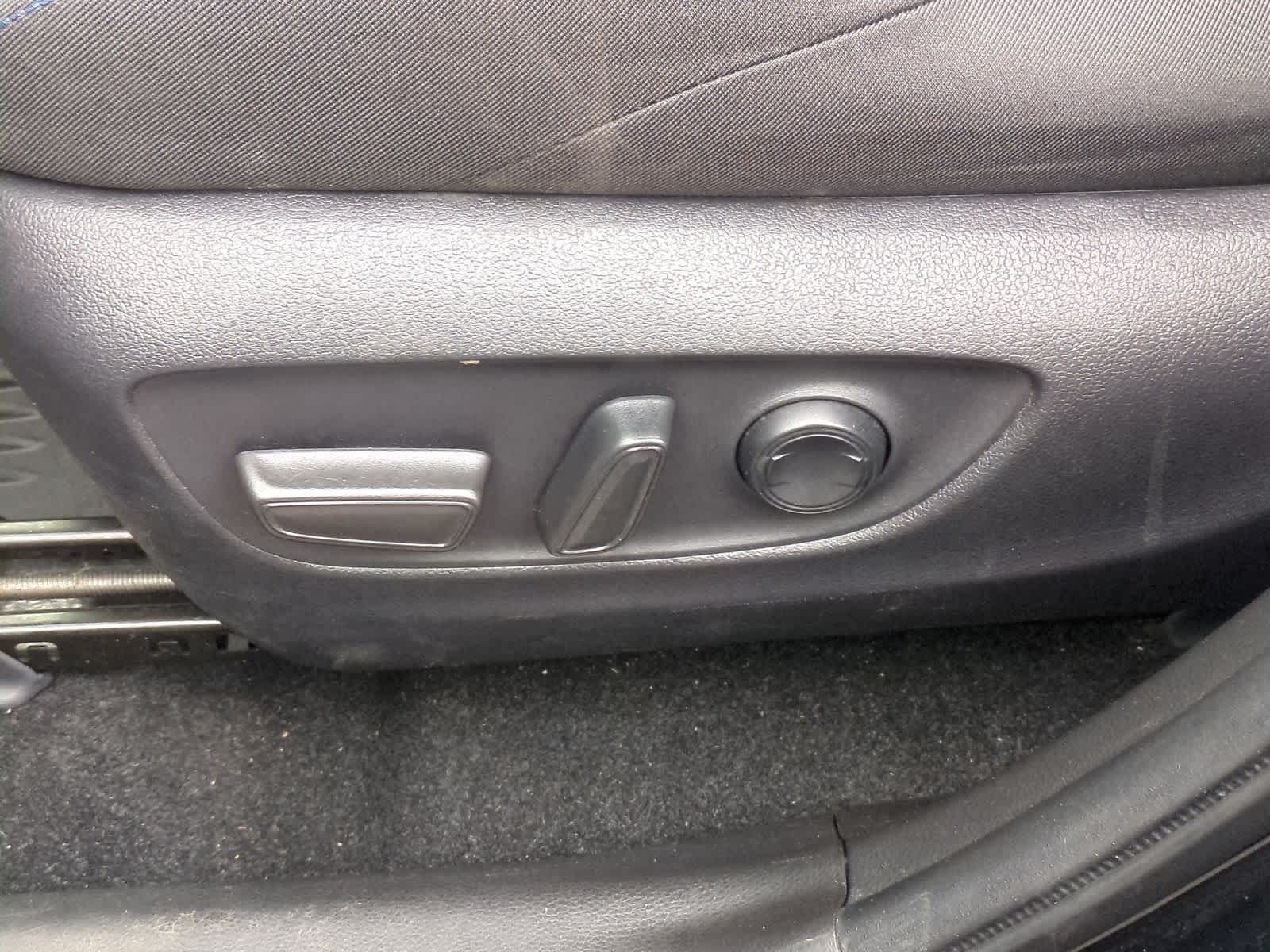 Thumbnail: 2022 Toyota RAV4 - 18