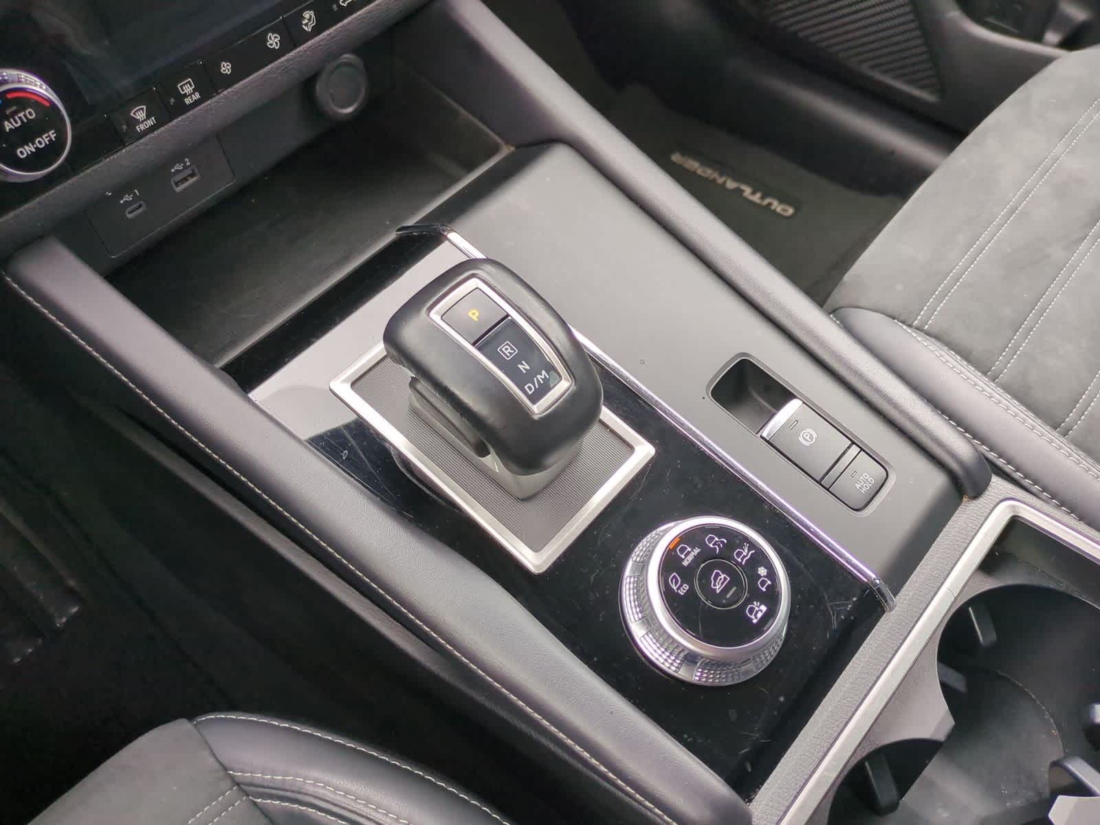 Thumbnail: 2023 Mitsubishi Outlander - 32