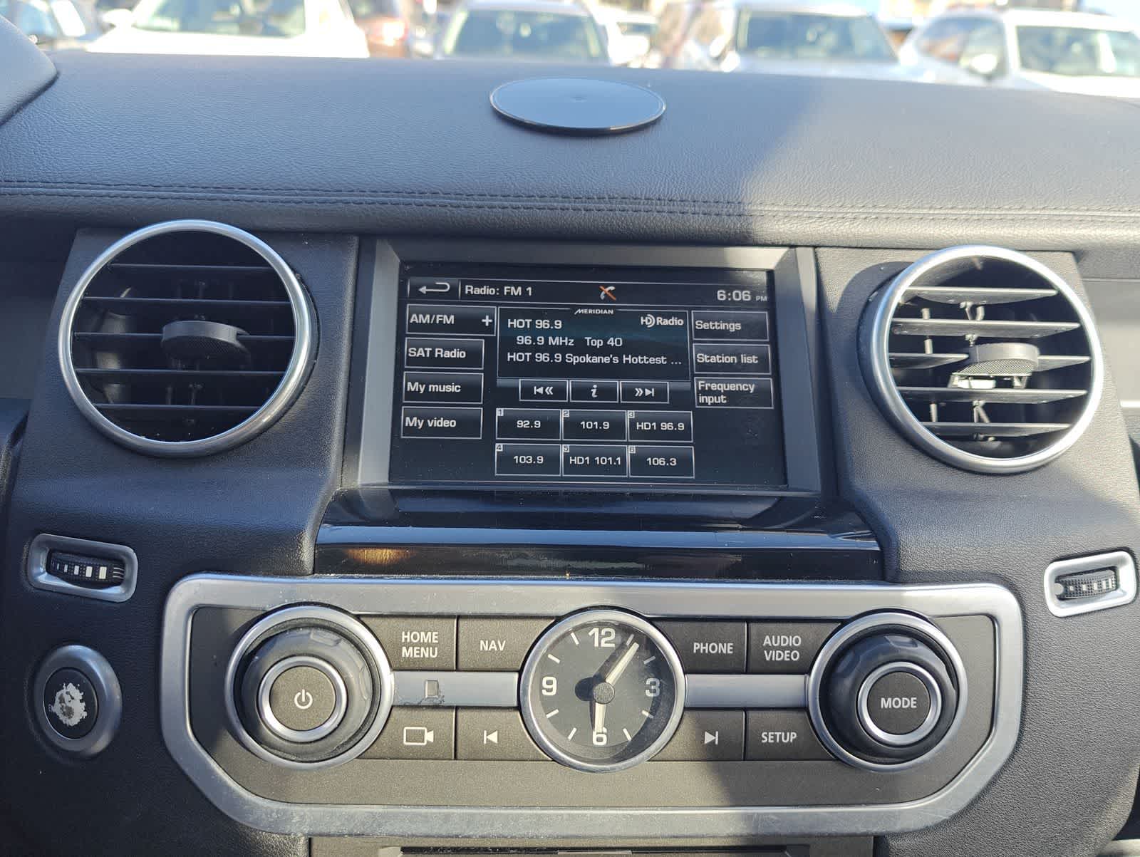 Thumbnail: 2015 Land Rover LR4 - 33