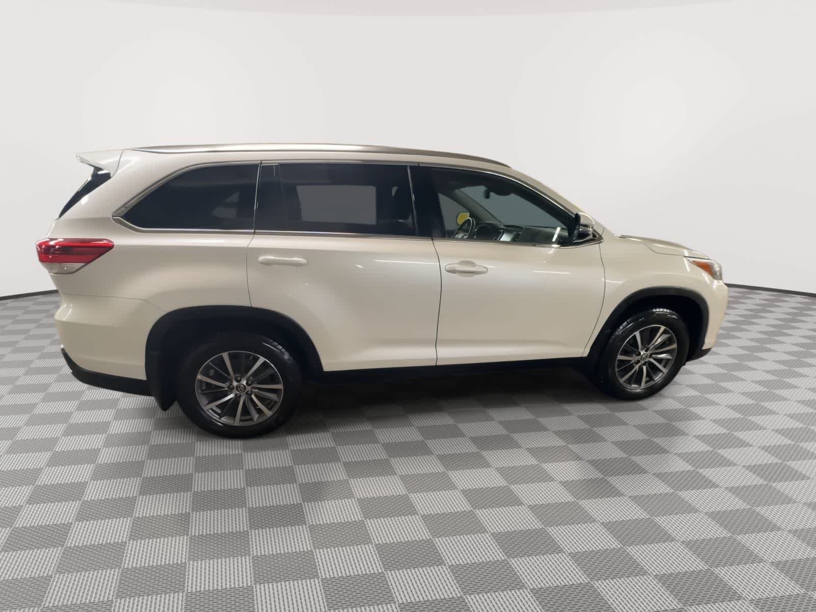 Thumbnail: 2019 Toyota Highlander - 9