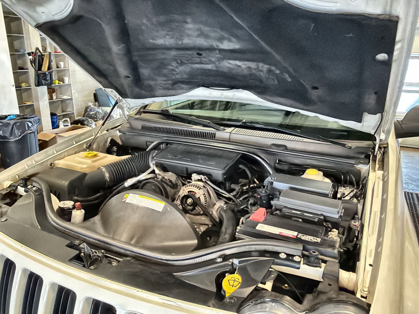 Thumbnail: 2010 Jeep Grand Cherokee - 14