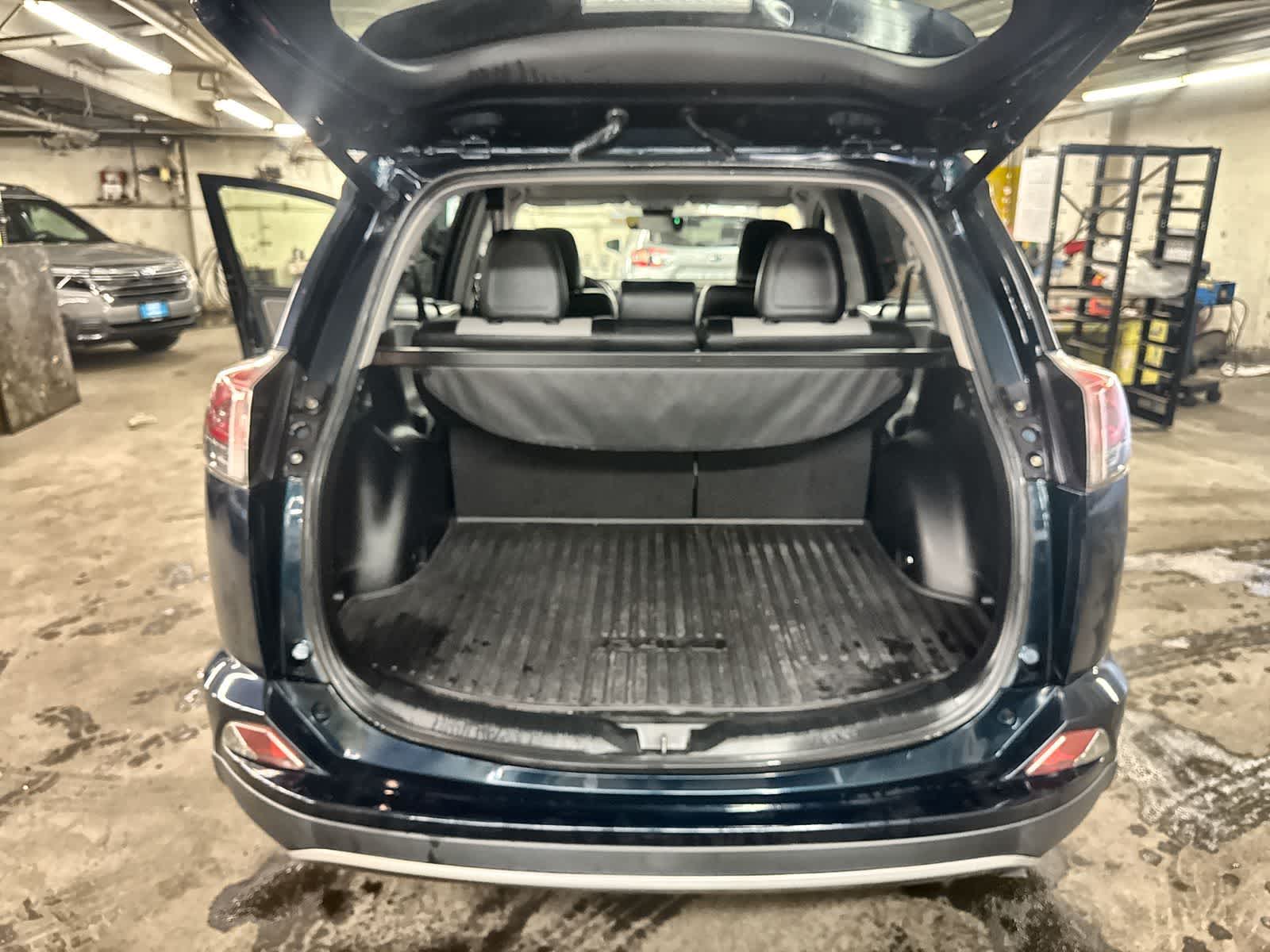 Thumbnail: 2018 Toyota RAV4 - 34