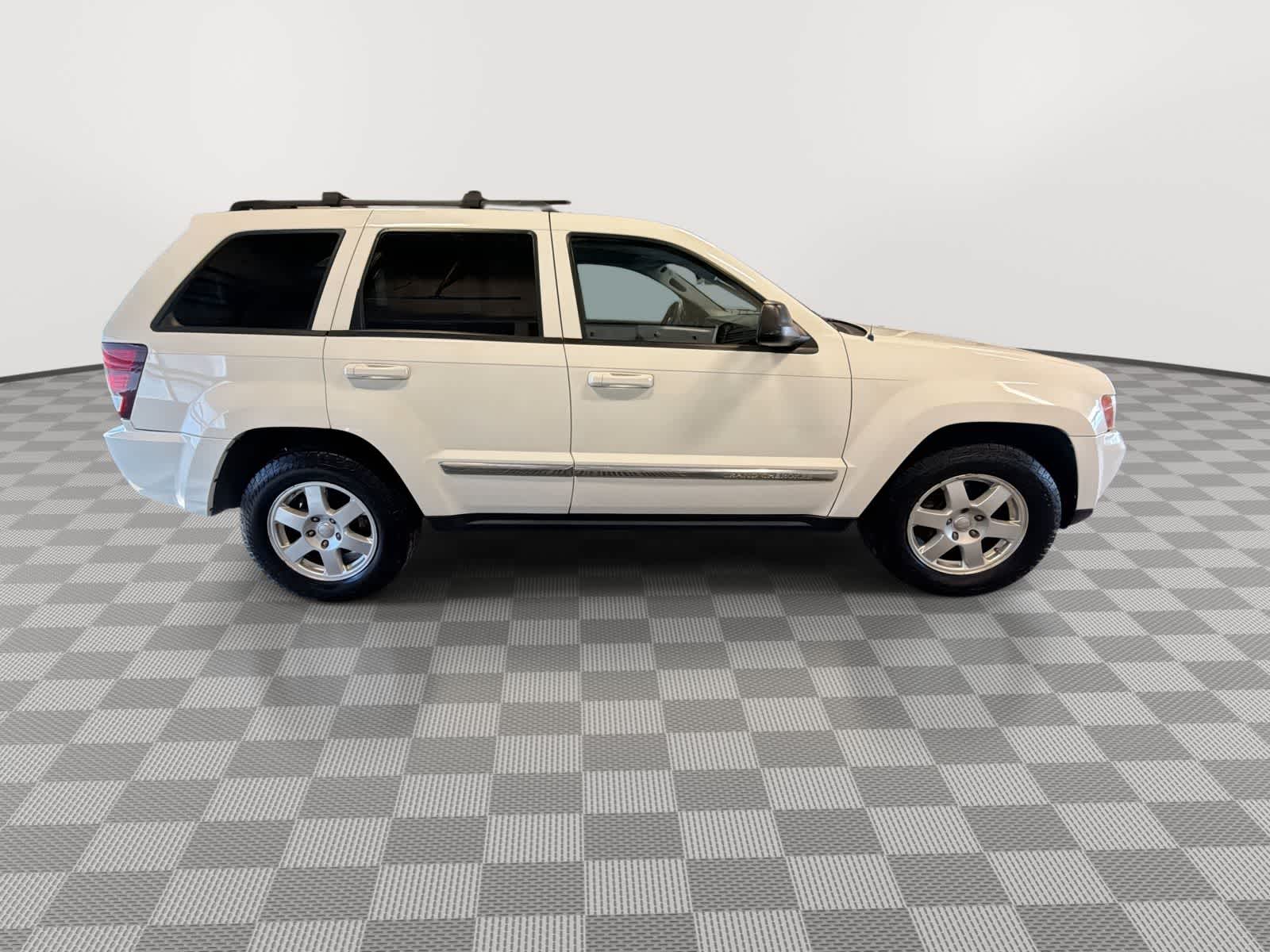 Thumbnail: 2010 Jeep Grand Cherokee - 9