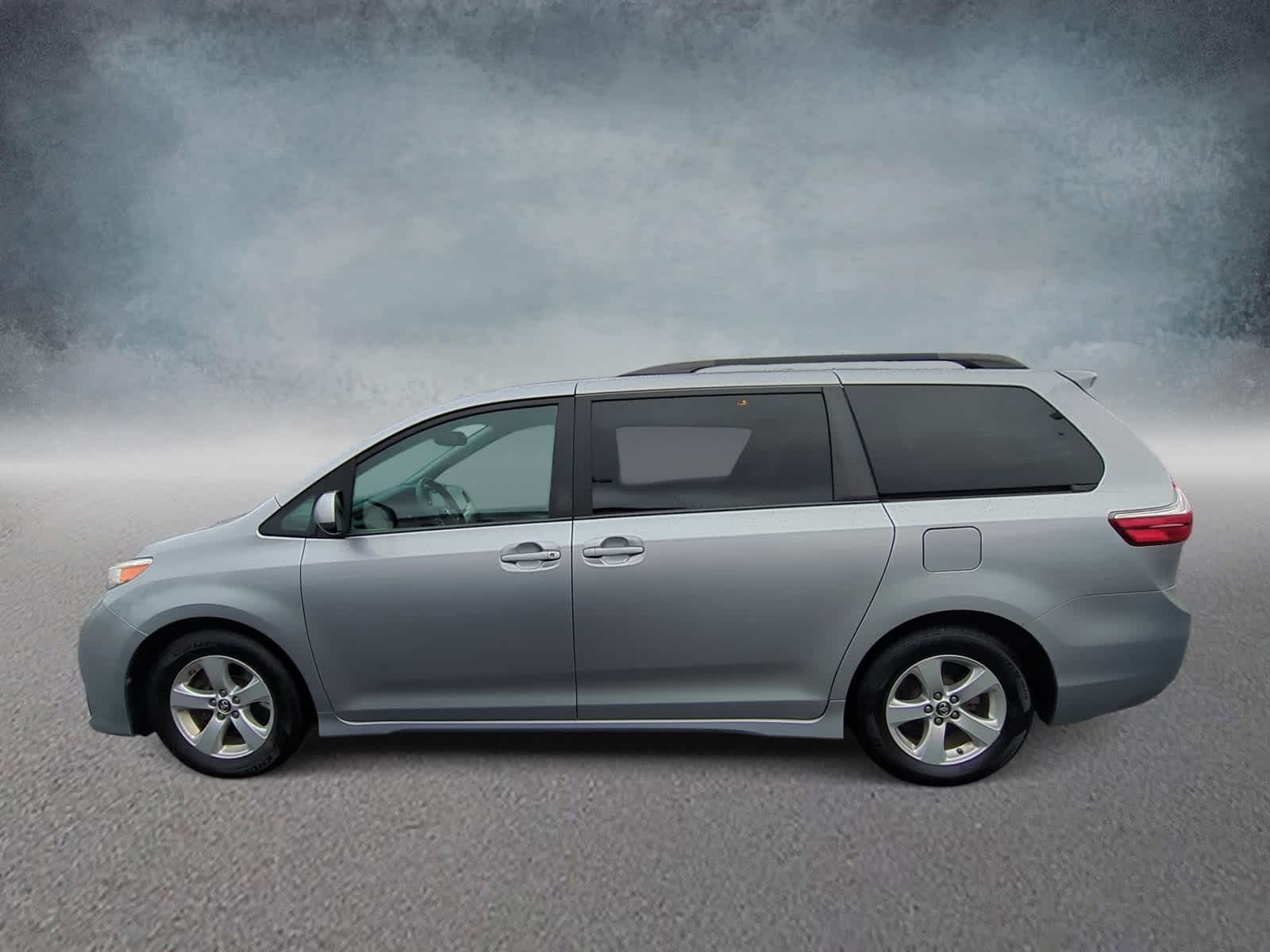 Thumbnail: 2018 Toyota Sienna - 5