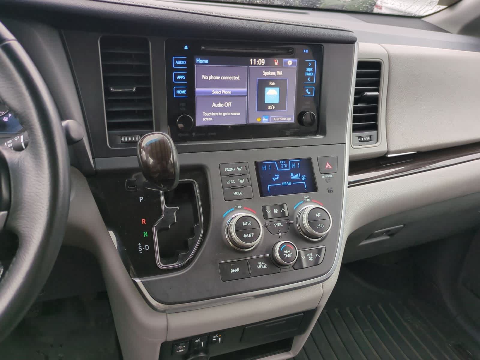 Thumbnail: 2017 Toyota Sienna - 29