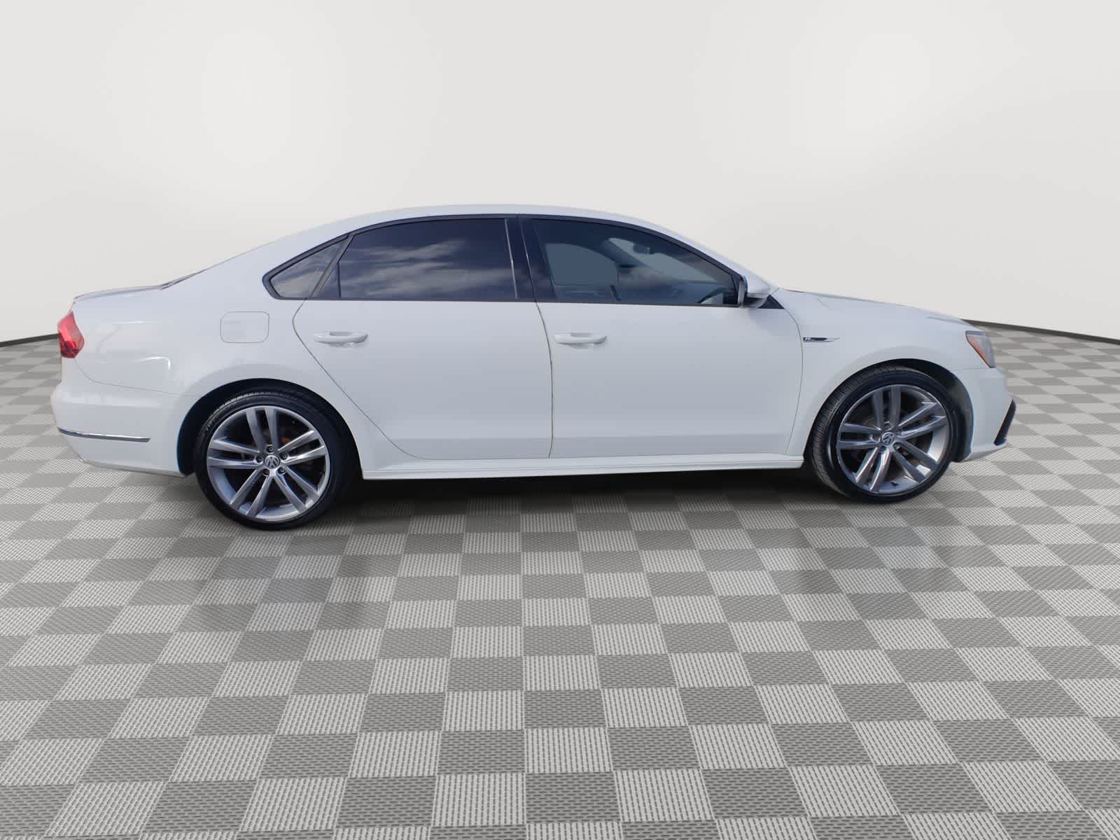 Thumbnail: 2018 Volkswagen Passat - 9