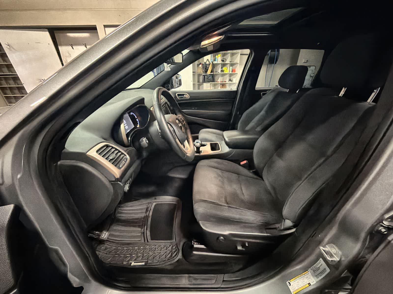 Thumbnail: 2015 Jeep Grand Cherokee - 17