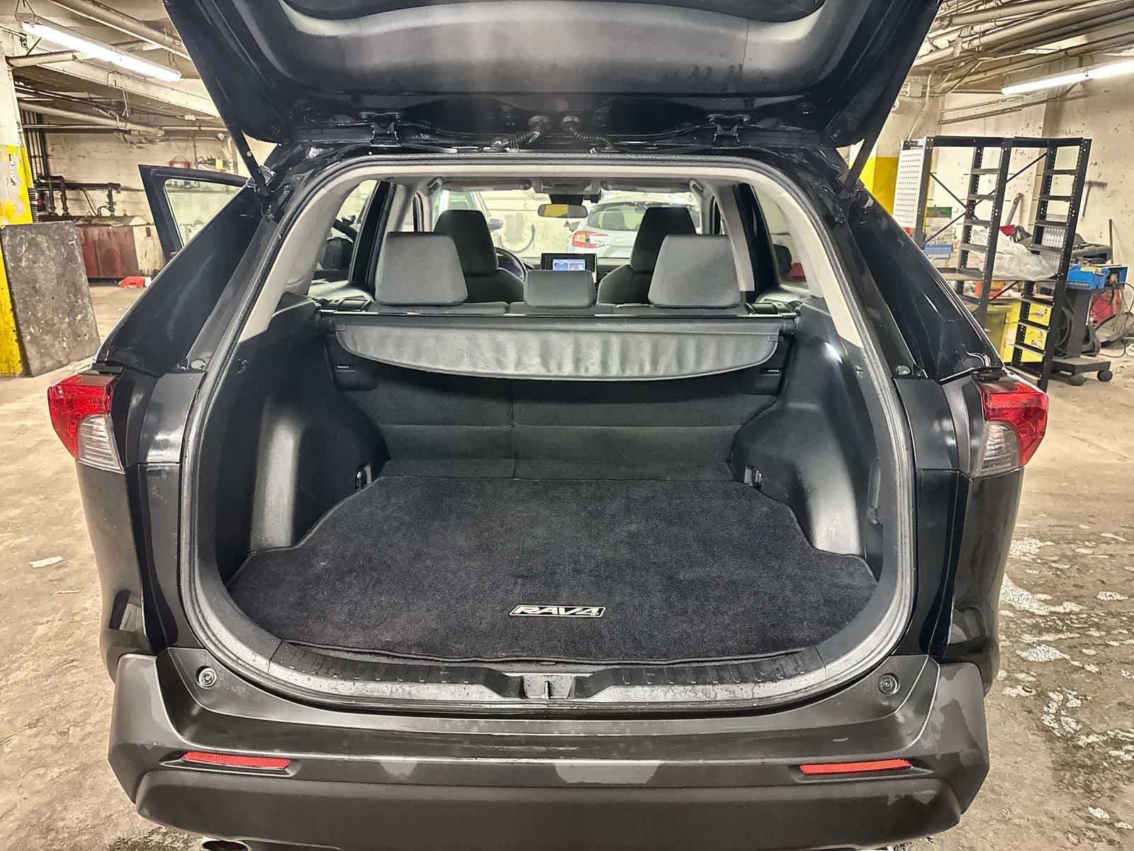 Thumbnail: 2022 Toyota RAV4 - 32