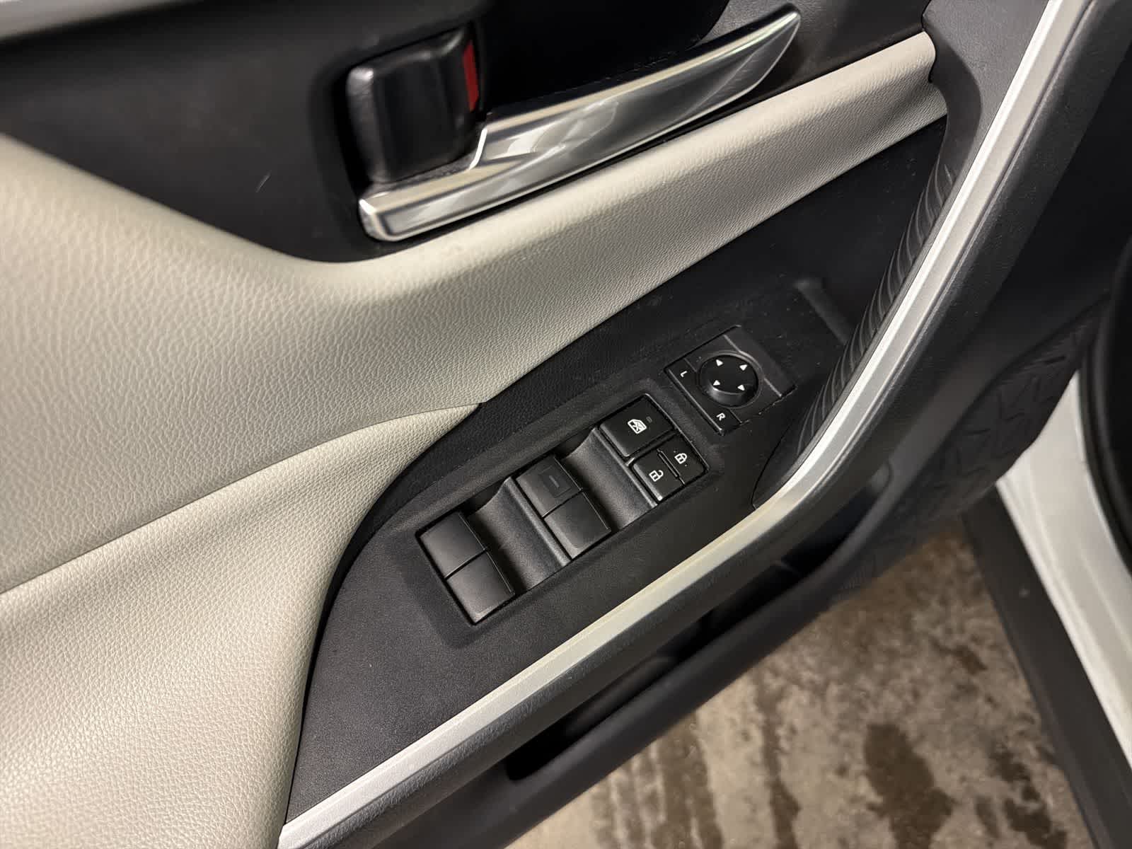 Thumbnail: 2019 Toyota RAV4 - 15