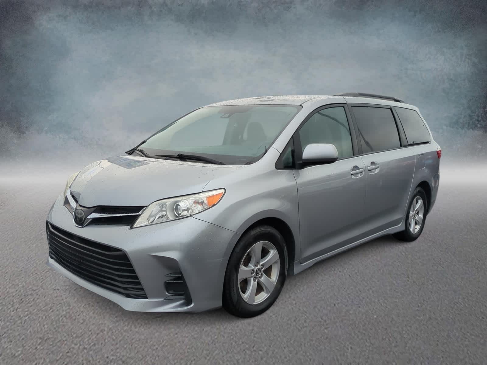 Thumbnail: 2018 Toyota Sienna - 4