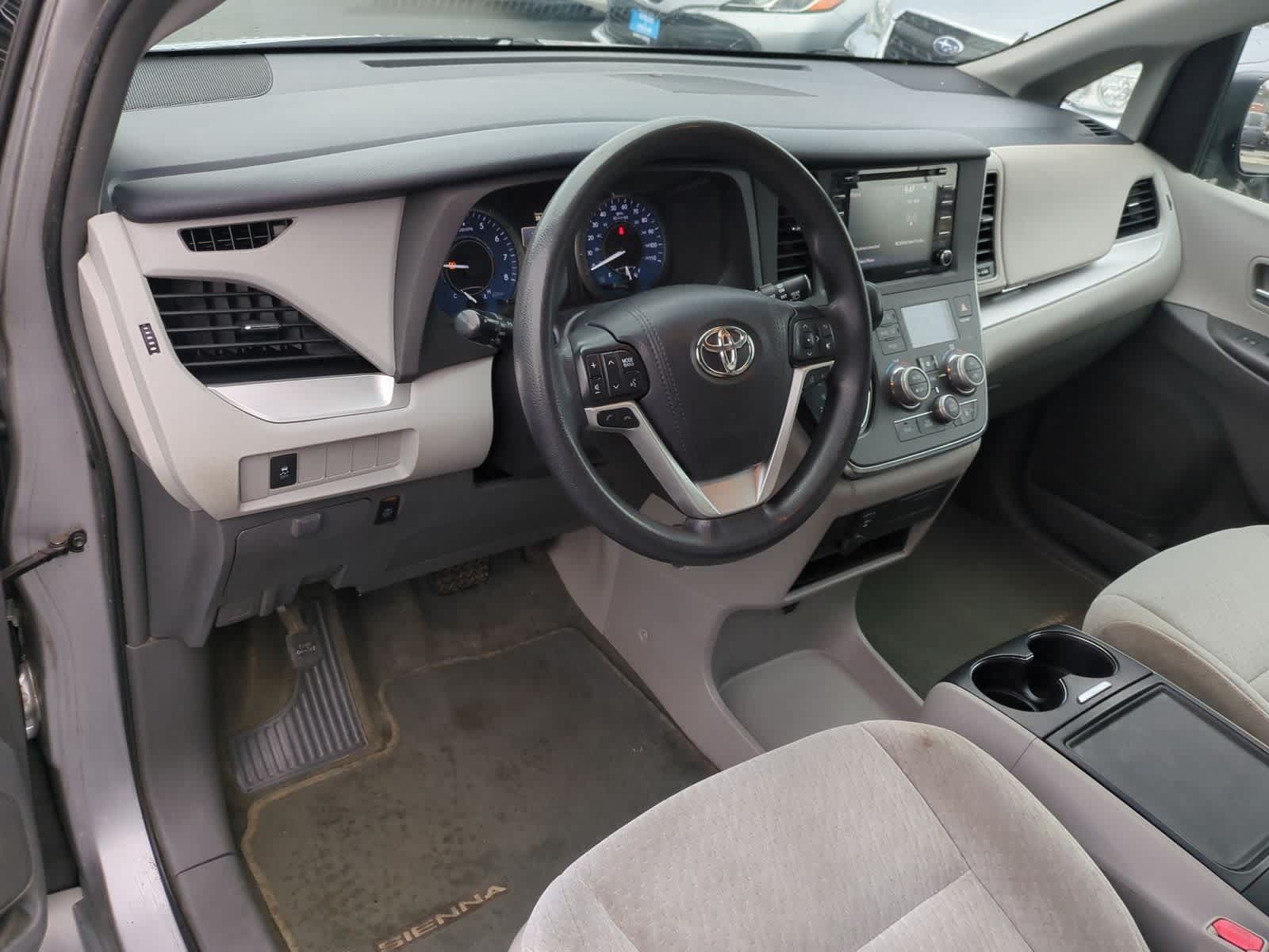 Thumbnail: 2018 Toyota Sienna - 10