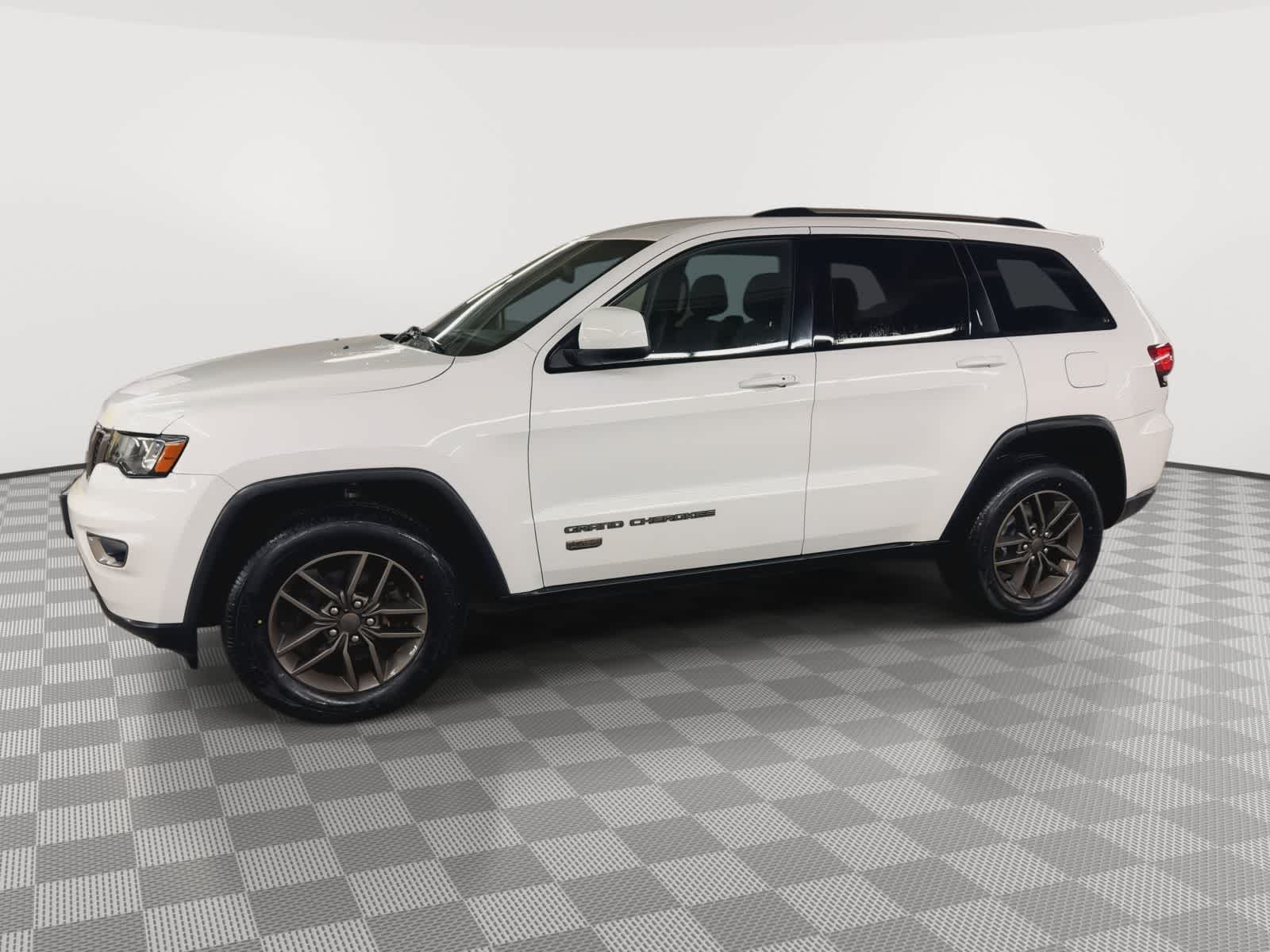 Thumbnail: 2016 Jeep Grand Cherokee - 9
