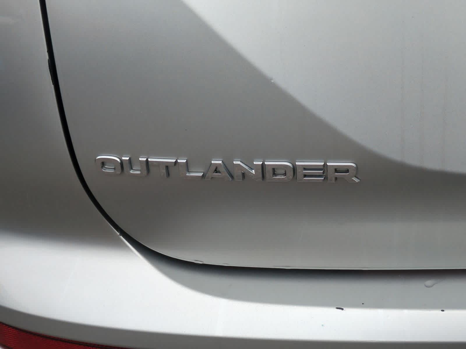 Thumbnail: 2023 Mitsubishi Outlander - 13