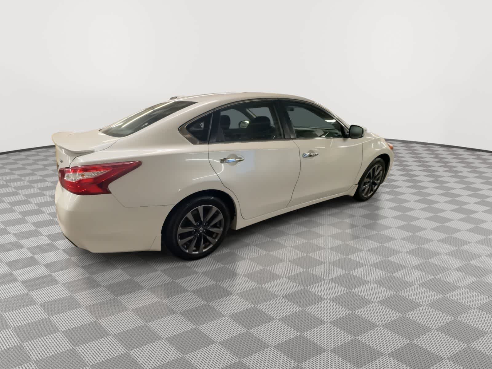 Thumbnail: 2017 Nissan Altima - 8